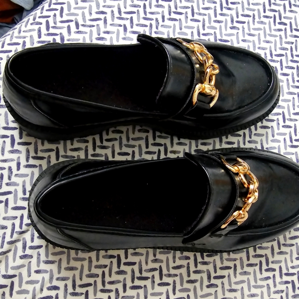 Elgant shoes wore them 1 time .. sadly not my seize